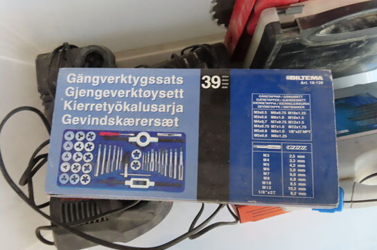 Kasse med indhold af opladere, gevindskæresæt mv.