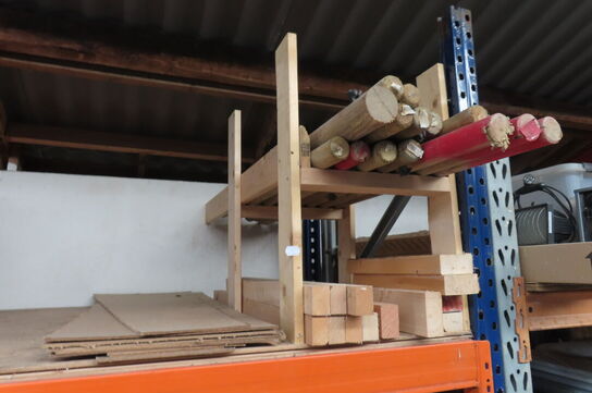 Indhold på pallereol af diverse træ, dunke, vaterpas mv.