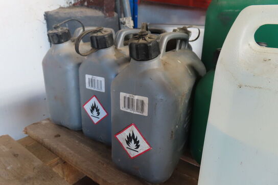 Diverse dunke med AdBlue, kølervæske mv.