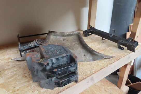 Indhold på reol af diverse papir, murerbaljer, kabeltrommel mv.