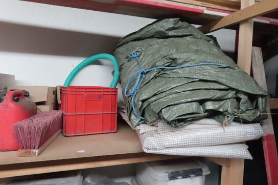 Indhold på reol af diverse tøj, handsker, presenning mv.