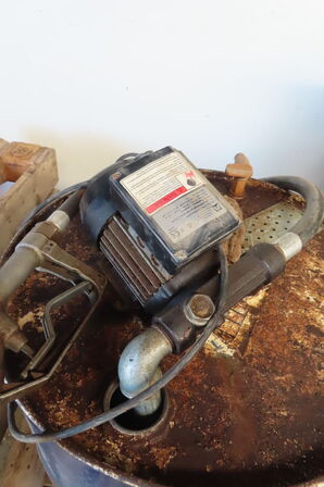 Diverse dunke med AdBlue, kølervæske mv.