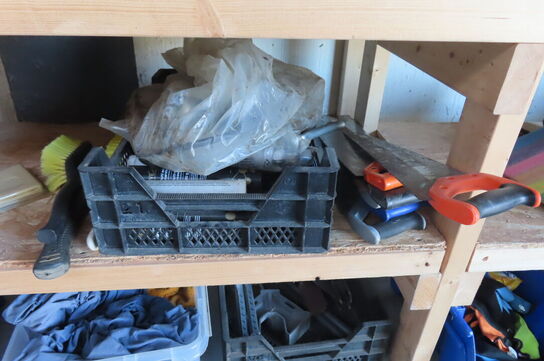 Værkstedsbord med indhold af diverse værktøj, slanger mv.