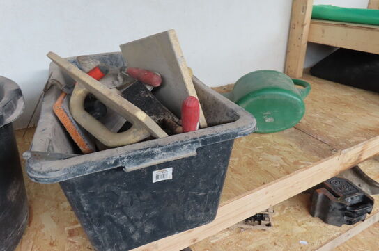 Indhold på reol af diverse papir, murerbaljer, kabeltrommel mv.