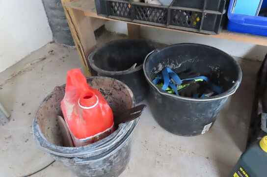 Indhold på reol af diverse skruetvinger, kabler, spande mv.