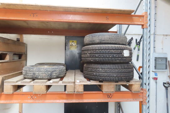 Indhold på pallereol af diverse dæk, kantsten og vatepas mv.