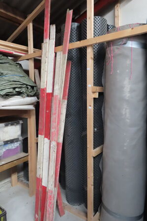 Indhold i hjørne af diverse fugtisoleringsmåtter mv.