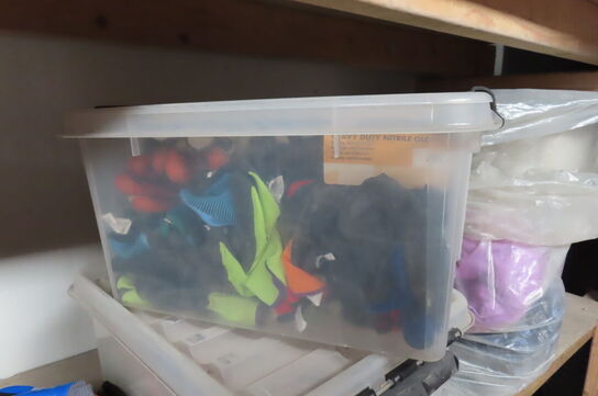 Indhold på reol af diverse tøj, handsker, presenning mv.