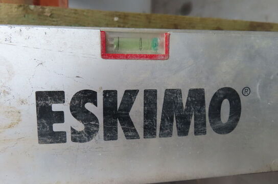 Indhold på pallereol af diverse dæk, kantsten og vatepas mv.