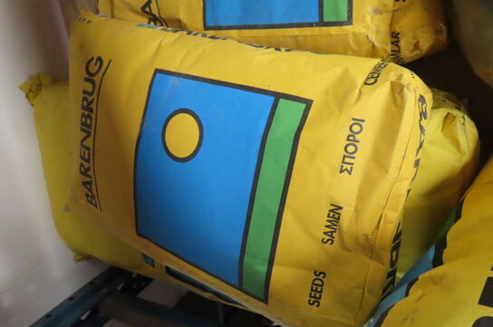 Indhold på fag af diverse poser med græsfrø, stolpebeton mv.