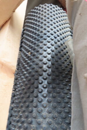 Indhold i hjørne af diverse fugtisoleringsmåtter mv.