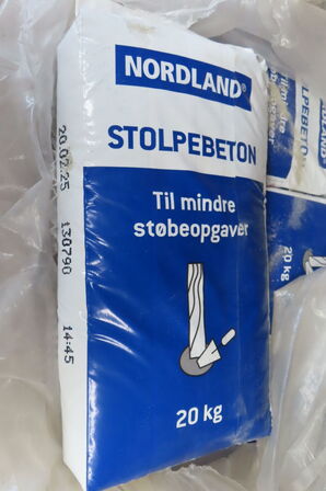 Indhold på fag af diverse poser med græsfrø, stolpebeton mv.
