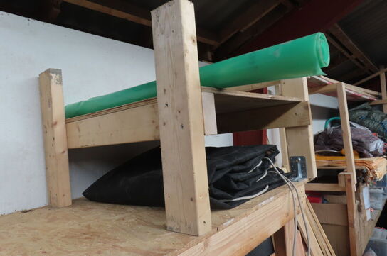 Indhold på reol af diverse papir, murerbaljer, kabeltrommel mv.