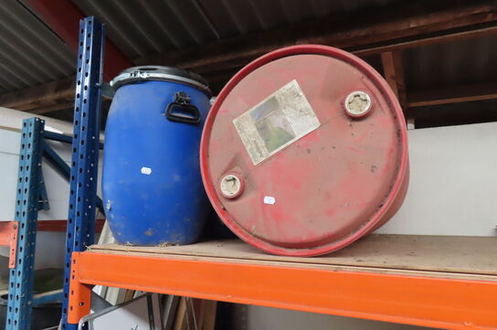 Indhold på pallereol af diverse træ, dunke, vaterpas mv.