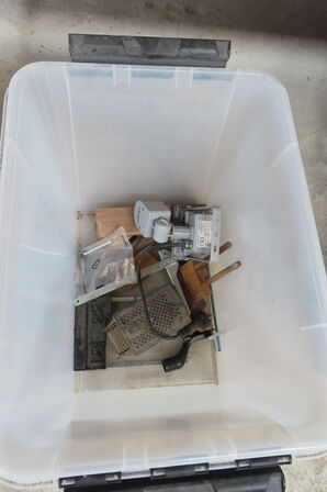 Indhold på reol af diverse lamper, varmeblæser, lysstofsrør mv.