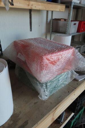 Værkstedsbord med indhold af diverse værktøj, slanger mv.