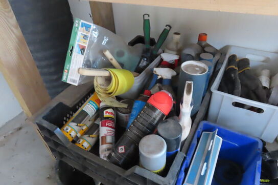 Indhold på reol af diverse skruetvinger, kabler, spande mv.