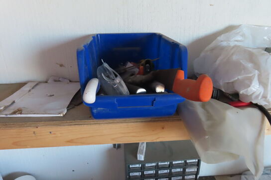 Værkstedsbord med indhold af diverse værktøj, slanger mv.