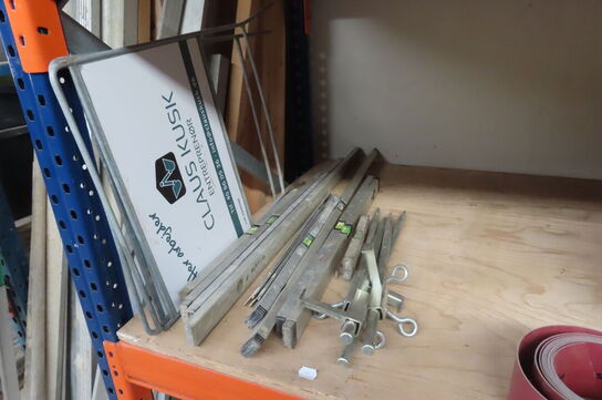 Indhold på pallereol af diverse træ, dunke, vaterpas mv.