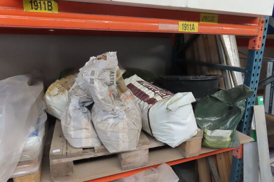 Indhold på fag af diverse poser med græsfrø, stolpebeton mv.