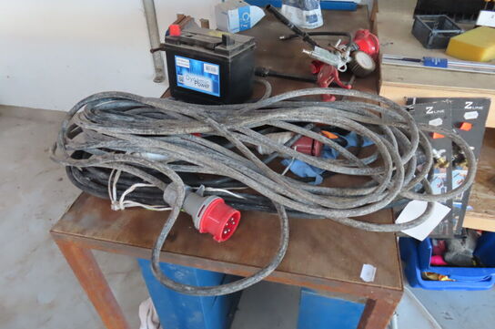 Værkstedsbord med indhold af diverse værktøj, slanger mv.