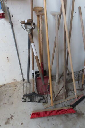 Diverse haveredskaber mv.