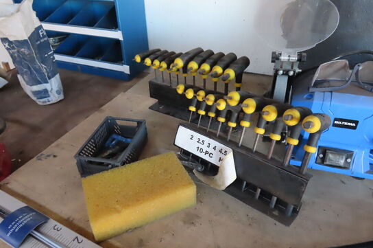 Værkstedsbord med indhold af diverse værktøj, slanger mv.