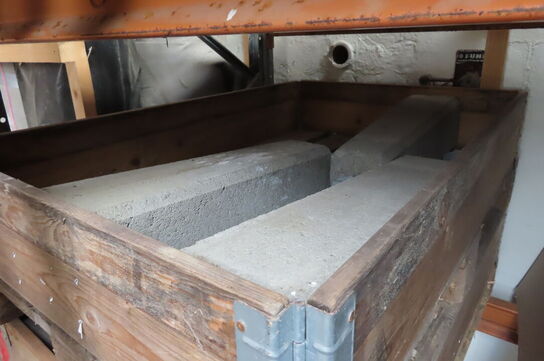 Indhold på pallereol af diverse dæk, kantsten og vatepas mv.