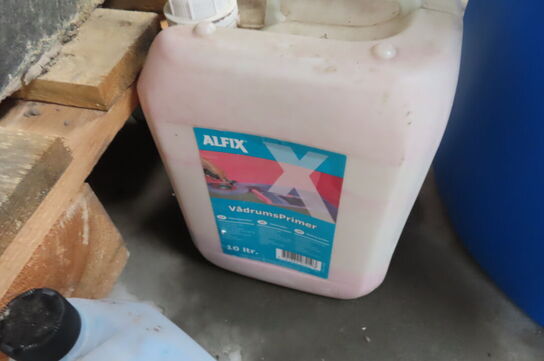 Diverse dunke med AdBlue, kølervæske mv.