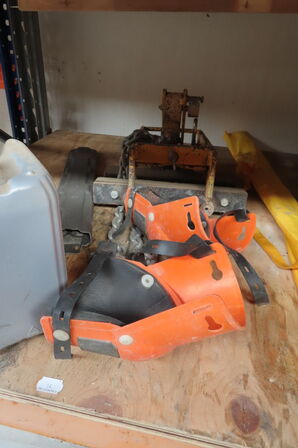 Indhold på reol af diverse lamper, varmeblæser, lysstofsrør mv.