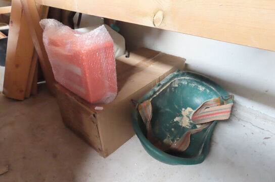 Indhold på reol af diverse tøj, handsker, presenning mv.