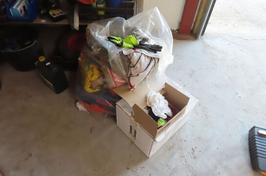 Indhold på reol af diverse skruetvinger, kabler, spande mv.