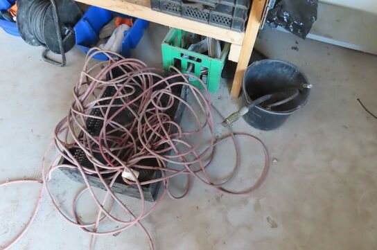 Værkstedsbord med indhold af diverse værktøj, slanger mv.