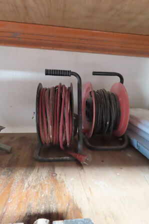 Indhold på reol af diverse lamper, varmeblæser, lysstofsrør mv.