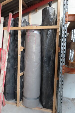 Indhold i hjørne af diverse fugtisoleringsmåtter mv.