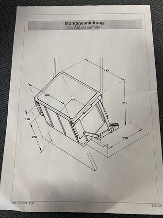 Praktisk vasketøjskurv med vippebeslag, der minimere pladsen på badeværelset eller  I bryggerset