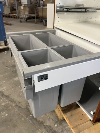 Affaldssystem til 60 cm skab, skabet er incl. Skab og 1 ekstra spand.