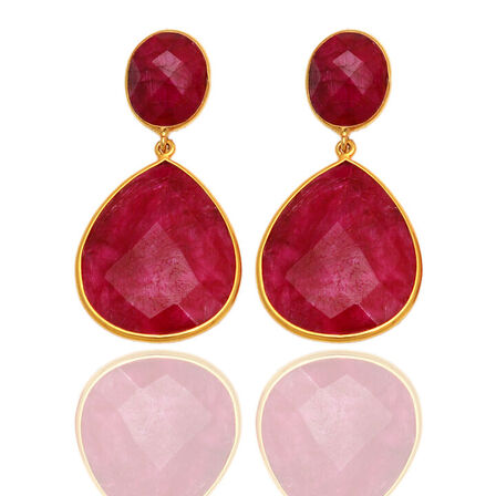 Håndfremstillet ørestikker i guldbelagt sterling sølv, fattet med større dråbeslebne og runde rubiner