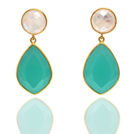 Håndfremstillet ørestikker i guldbelagt sterling sølv, fattet med større dråbeslebne grønne chalcedony samt mindre månesten.