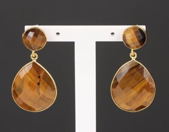 Håndfremstillet ørestikker i guldbelagt sterling sølv, fattet med dråbeslebne smokey kvarts tigerøjne.