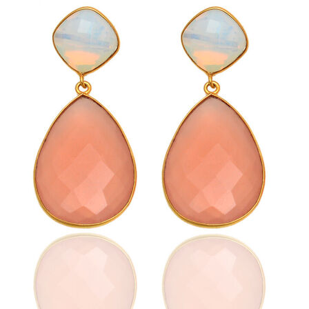 Håndfremstillet ørestikker i guldbelagt sterling sølv, fattet med dråbeslebne pink chalcedony samt opaler