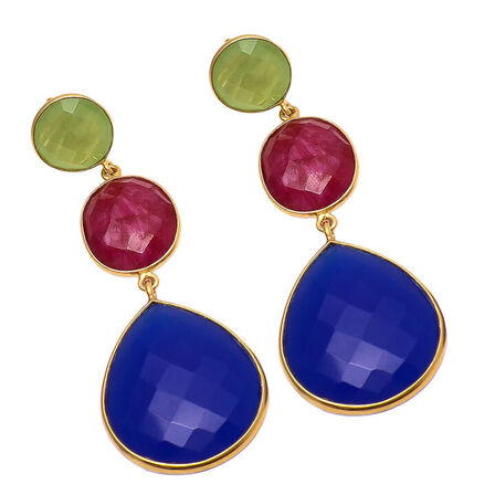 Håndfremstillet ørestikker i guldbelagt sterling sølv, fattet med større dråbeslebne blå safirer samt mindre rubiner og peridots