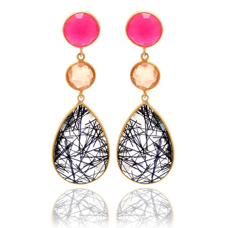 Håndfremstillet ørestikker i guldbelagt sterling sølv, fattet med dråbeslebne sorte rutile kvarts samt rubiner og fersken chalcedony.