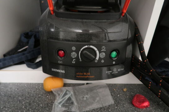 Reol med indhold + tøm toilettet 