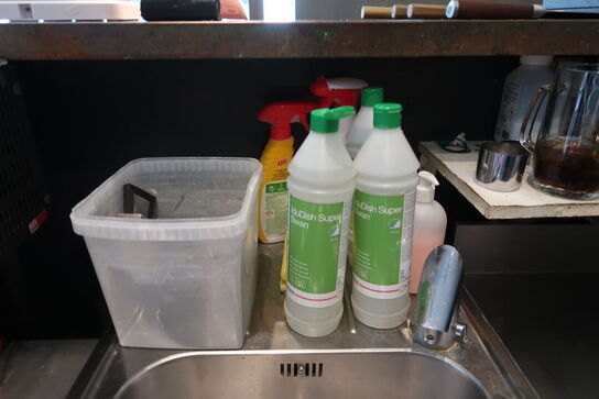 Væghængt stålvask med armatur 