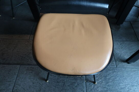 Henning Larsen design bord med 2 stole