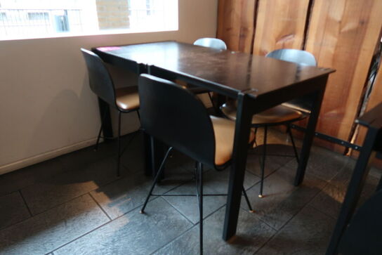 2 stk. Henning Larsen design borde med 4 stole