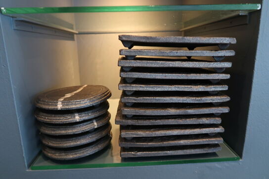 16 hylder med indhold 