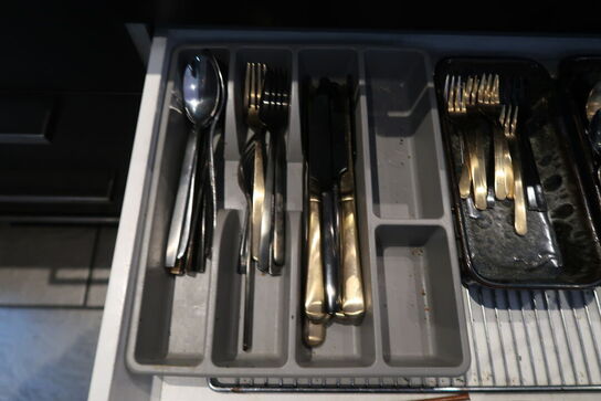 2 stk. Skabe med indhold 