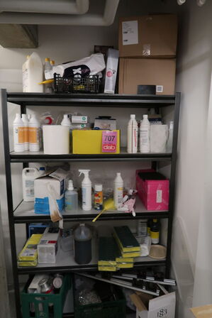 Tøm reolen for indhold 